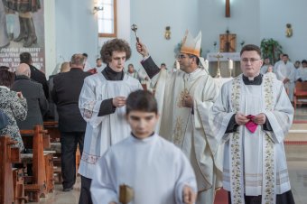 Megáldották az újrafedett, felújított gyimesbükki plébániatemplomot