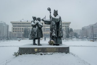 Sűrű havazással érkezett a tél Csíkszeredába