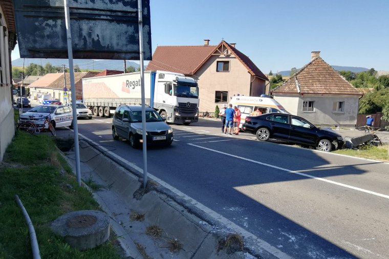 Villanyoszlopot döntött ki egy autós Tusnádon