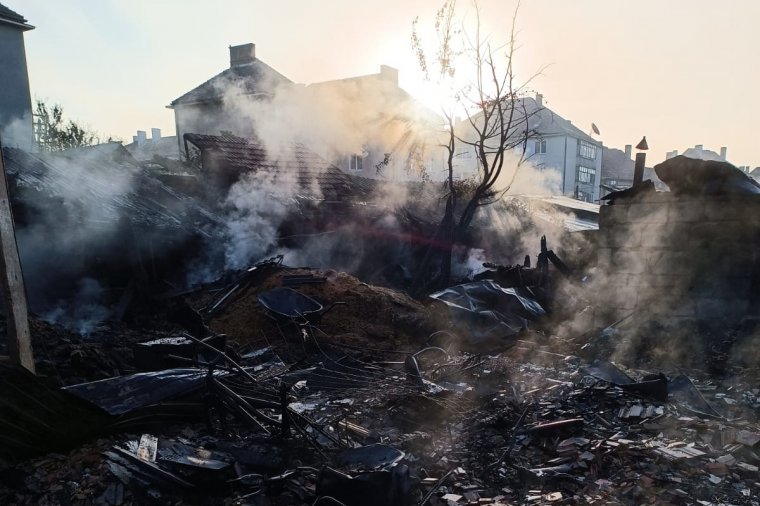 Melléképületben keletkezett tűz, garázsokra is átterjedtek a lángok