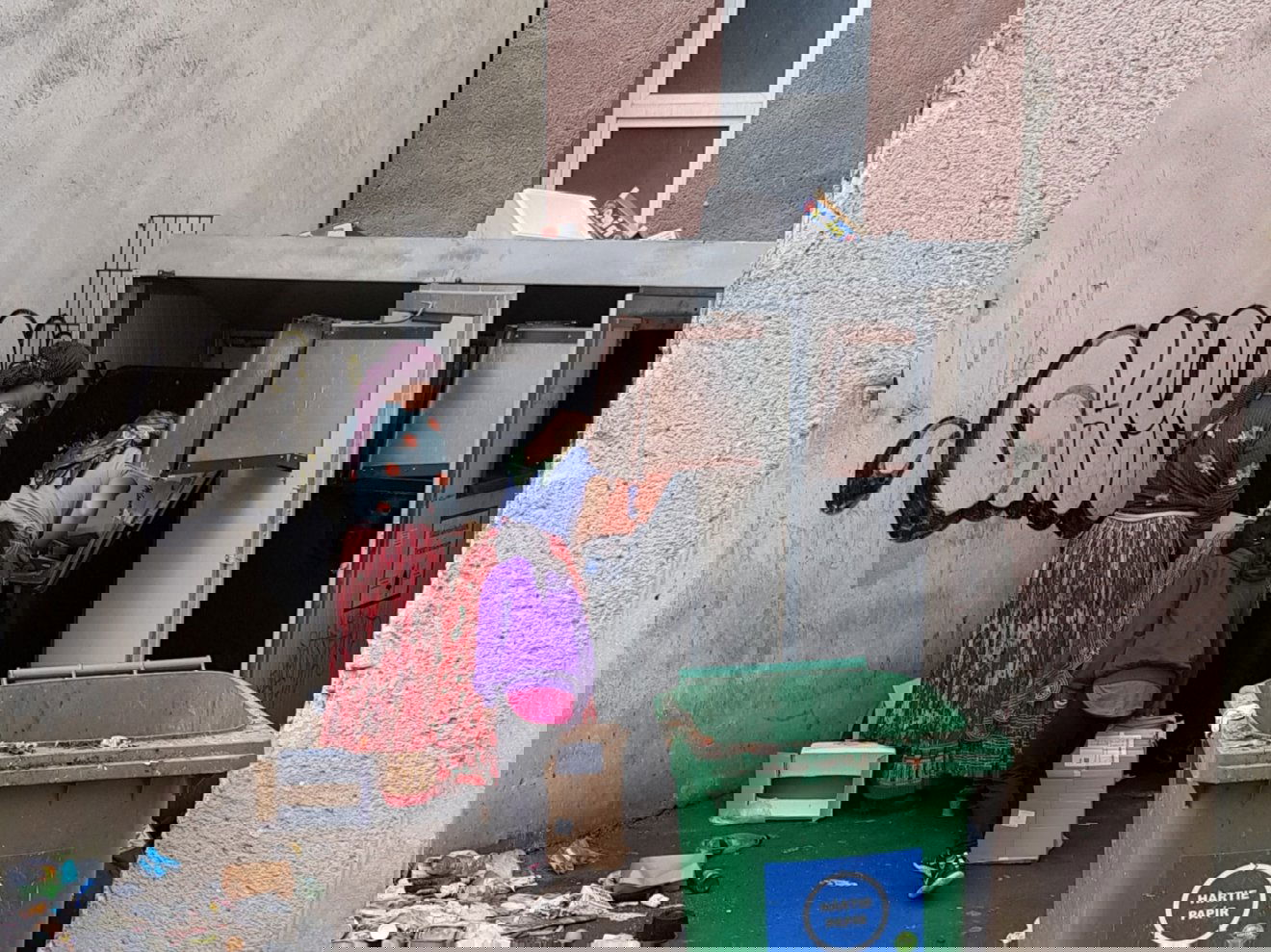 Kényszerű együttélés a kukázókkal. Megelőzik a rongálásokat • Fotó: Kovács Attila