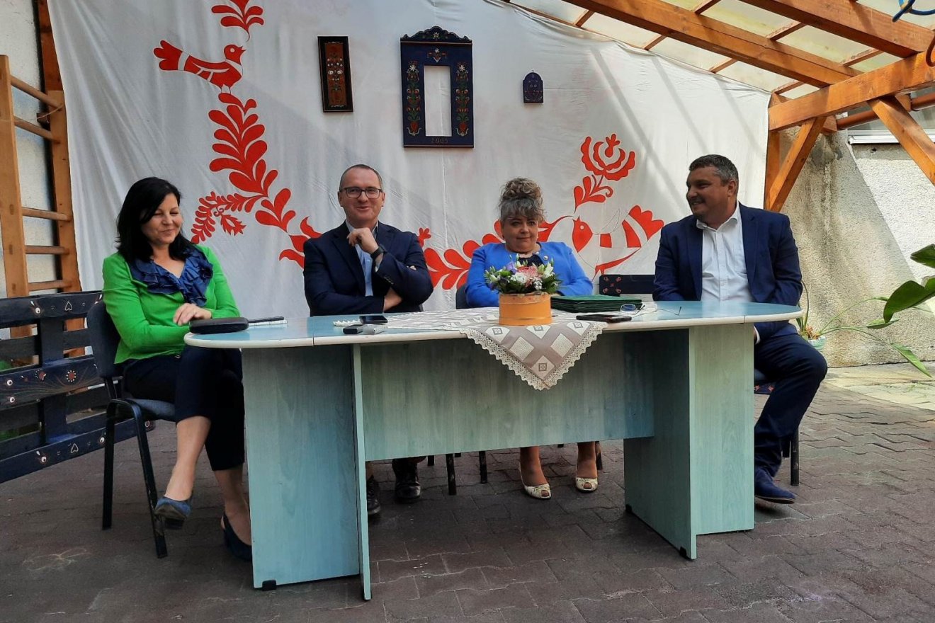 Sógor Enikő alpolgármester, Korodi Attila városvezető, Szente Ibolya, a Micimackó napköziotthon igazgatója és Boda Szilárd Botond, a Boda Construct Praktik Kft. ügyvezetője •  Fotó: Csíkszeredai városháza
