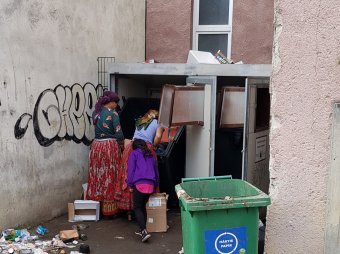 Kényszer szülte megoldás: nem zárják a hulladéktárolókat, akadálytalan a guberálás