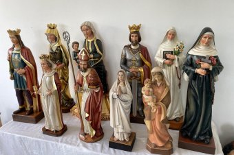 Fából faragott szentek a csíksomlyói pünkösdi búcsún
