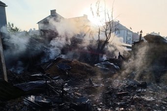 Melléképületben keletkezett tűz, garázsokra is átterjedtek a lángok