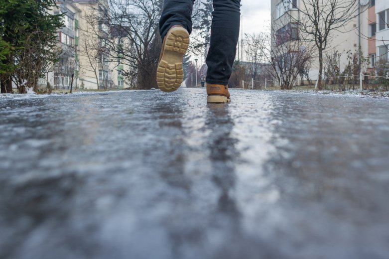 A jeges utak és járdák veszélyeire figyelmeztet a katasztrófavédelem