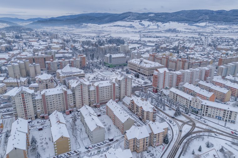 Kiadós havazás után: ilyen vastag a hóréteg a székelyföldi városokban
