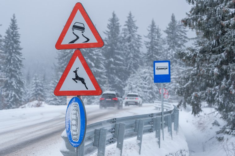 Még nincs vége: meteorológiai riasztások hóviharra, heves szélre, jegesedésre