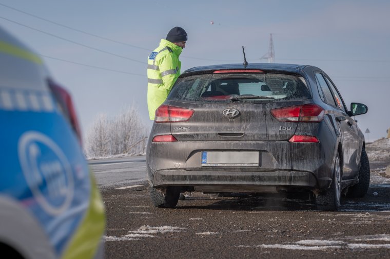 Egyik sofőrnek jogosítványa nem volt, a másik hamis rendszámú autót vezetett