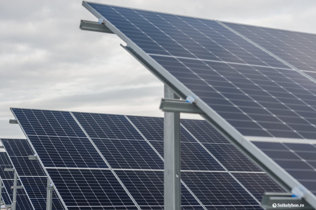 A napelempark kiépítésével a brassói repülőtér nagy lépést tesz az energetikai függetlenség felé &bullet;  Fotó: Pinti Attila