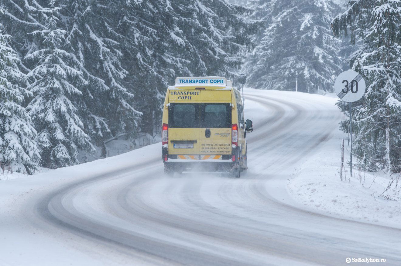 Gyimesközéplok önkormányzata két elektromos iskolabusszal fog gyarapodni, egy 8+1 és egy 16+1 férőhelyessel •  Fotó: Pinti Attila