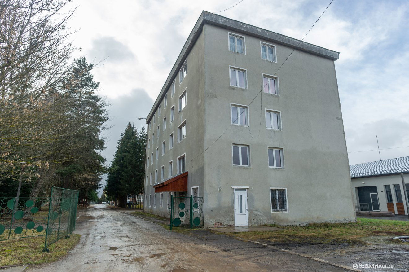 A bentlakás épülete. Családi otthon lesz? •  Fotó: Pinti Attila