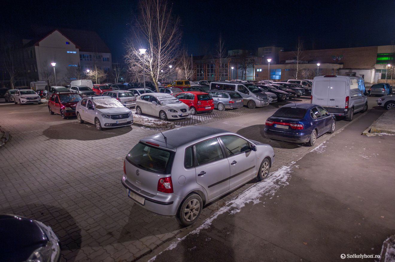 Telítődtek a lakótelepi ingyenes parkolók, nem jut hely mindenkinek •  Fotó: Pinti Attila