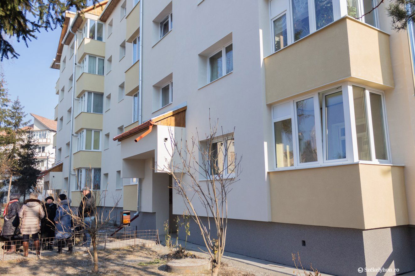 A tömbházak hőszigetelése folyamatos lesz az elkövetkező években is Csíkszeredában •  Fotó: Borbély Fanni