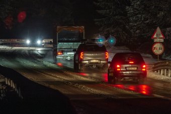 Sűrű havazás a Kalondán, nehézkes a közlekedés