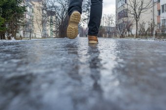 Húszan kerültek a sürgősségire a jeges járdák, utak miatt