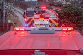 Égő hulladék miatt került veszélybe egy lakóház