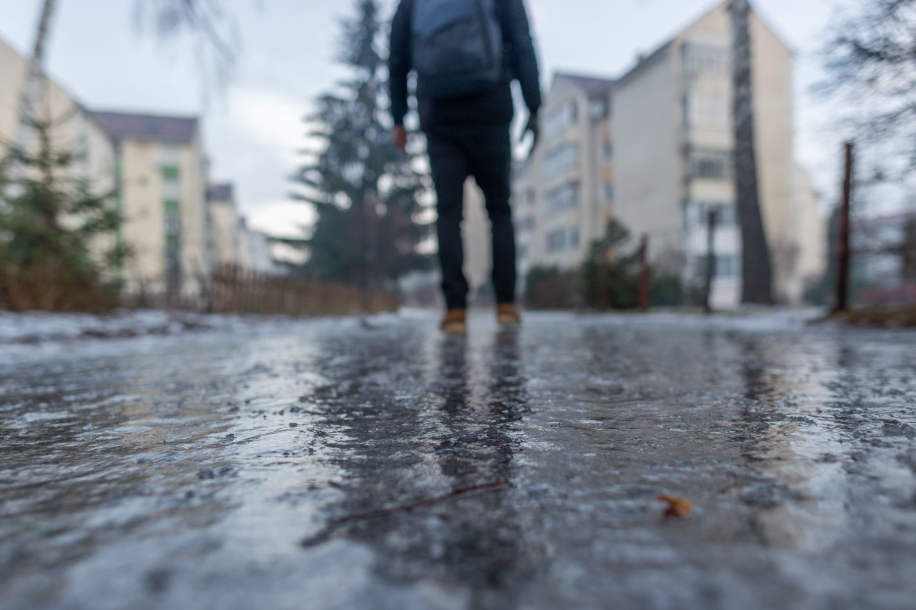 Csúszásmentesítés Csíkszeredában: lehet olyan helyzet, amikor érdemes elhalasztani az otthonról indulást