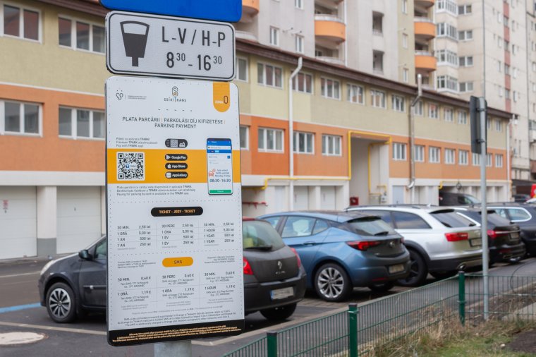 Ingyenes lesz az állami intézmények legtöbb három autója számára a parkolás Csíkszeredában