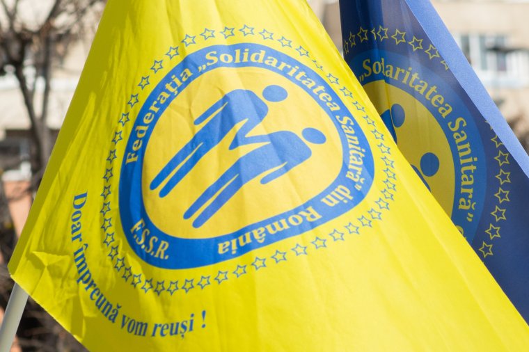 „Valós” béremelést követelve tüntet az egyik egészségügyi szakszervezet a kormány székháza előtt
