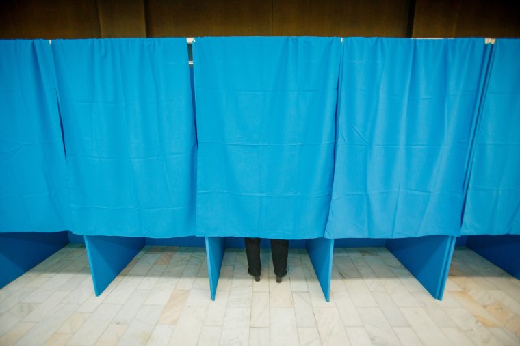 Felmérés: a romániai szavazók alig több mint felére jellemző a párthűség