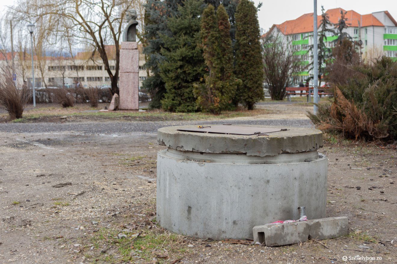 Lakat alatt a kút a Gál Sándor téren •  Fotó: Borbély Fanni