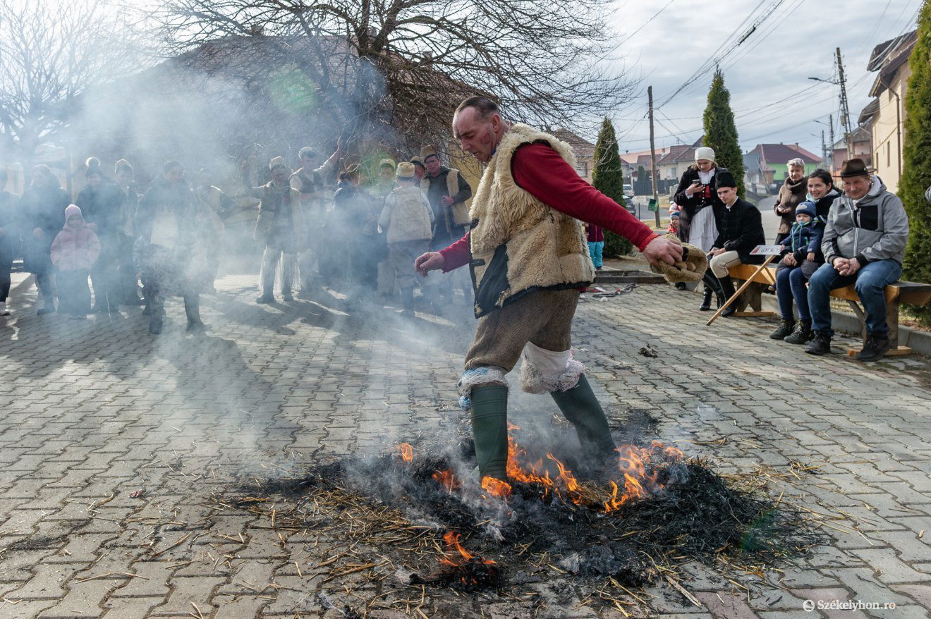 Illés hamuvá lett a február 10-ei Hargita Megyei Farsangbúcsúztatón •  Fotó: Pinti Attila