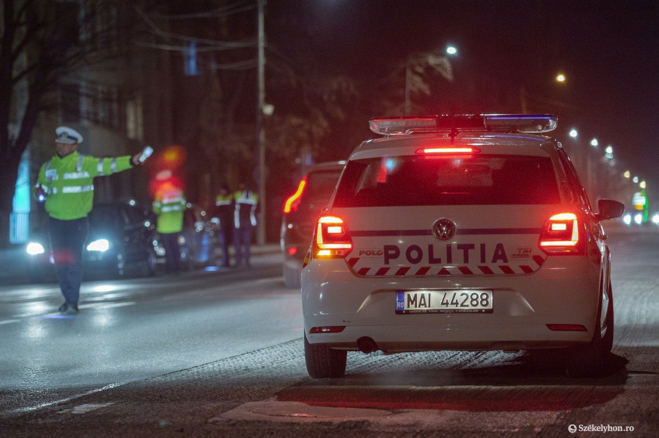 Közúti ellenőrzés. Sokszor az éjszakai órákban vadásznak a gépkocsivezetőkre •  Fotó: Pinti Attila