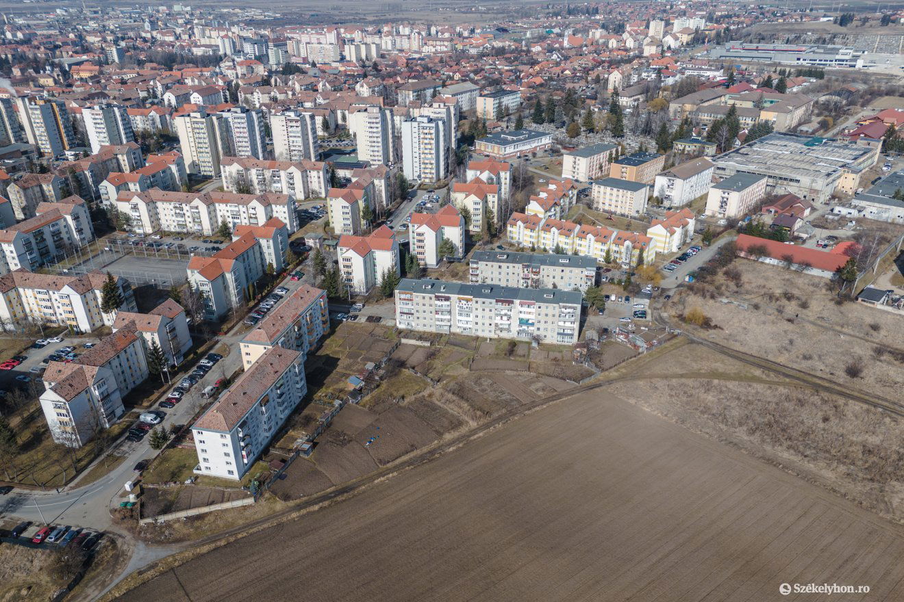 A körforgalmat a Fenyő utca és a Pacsirta sétány találkozása mellett alakítaná ki a Penny üzletlánc saját költségén