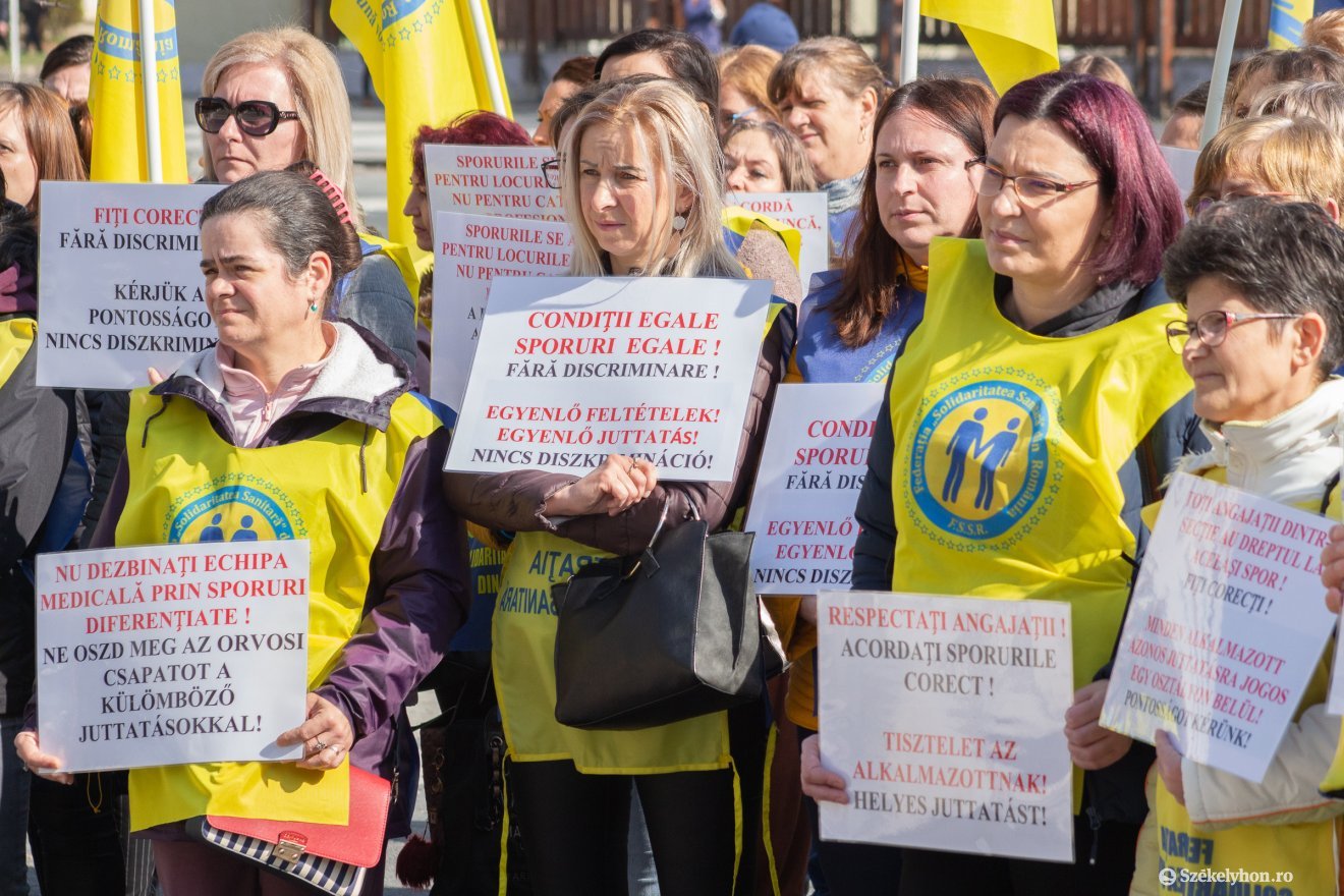 Sztrájkoló egészségügyi alkalmazottak Csíkszereda főterén. Csak az itteni kórházban áll fenn az aránytalanság a bérpótlékok tekintetében •  Fotó: Borbély Fanni