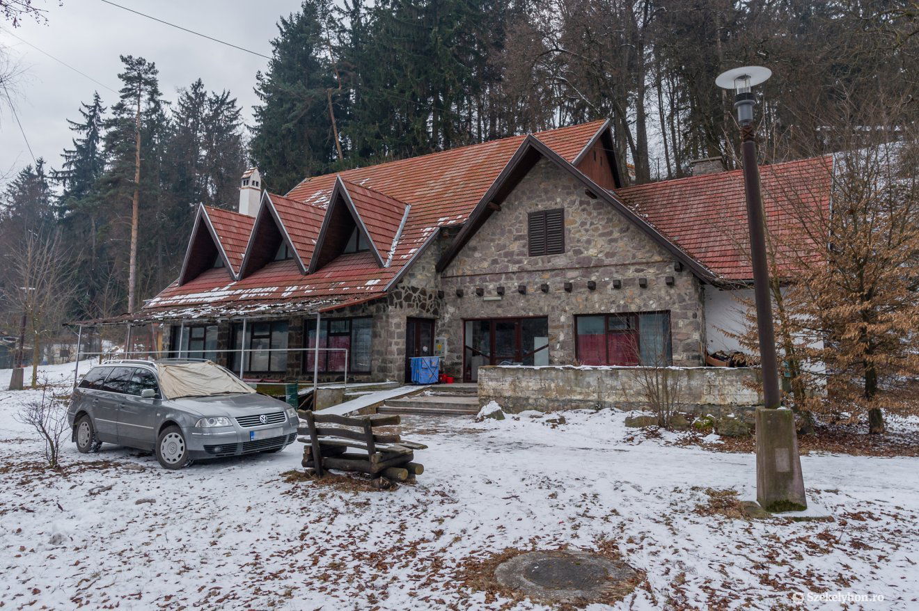 Tizennyolc hajléktalan kapott átmeneti szállást az egykori csíkzsögödi oltóközpontban •  Fotó: Pinti Attila