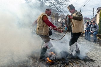 Rittyegtetéssel, csattogtatással, muzsikával, bolondozással búcsúztatták a telet