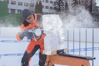 Így készültek a csíkszeredai jégszobrok