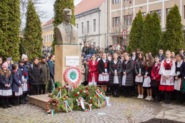 „Nemcsak az iránt tartozunk kötelességgel, amely van, hanem az iránt is, amely lehet, s lesz”