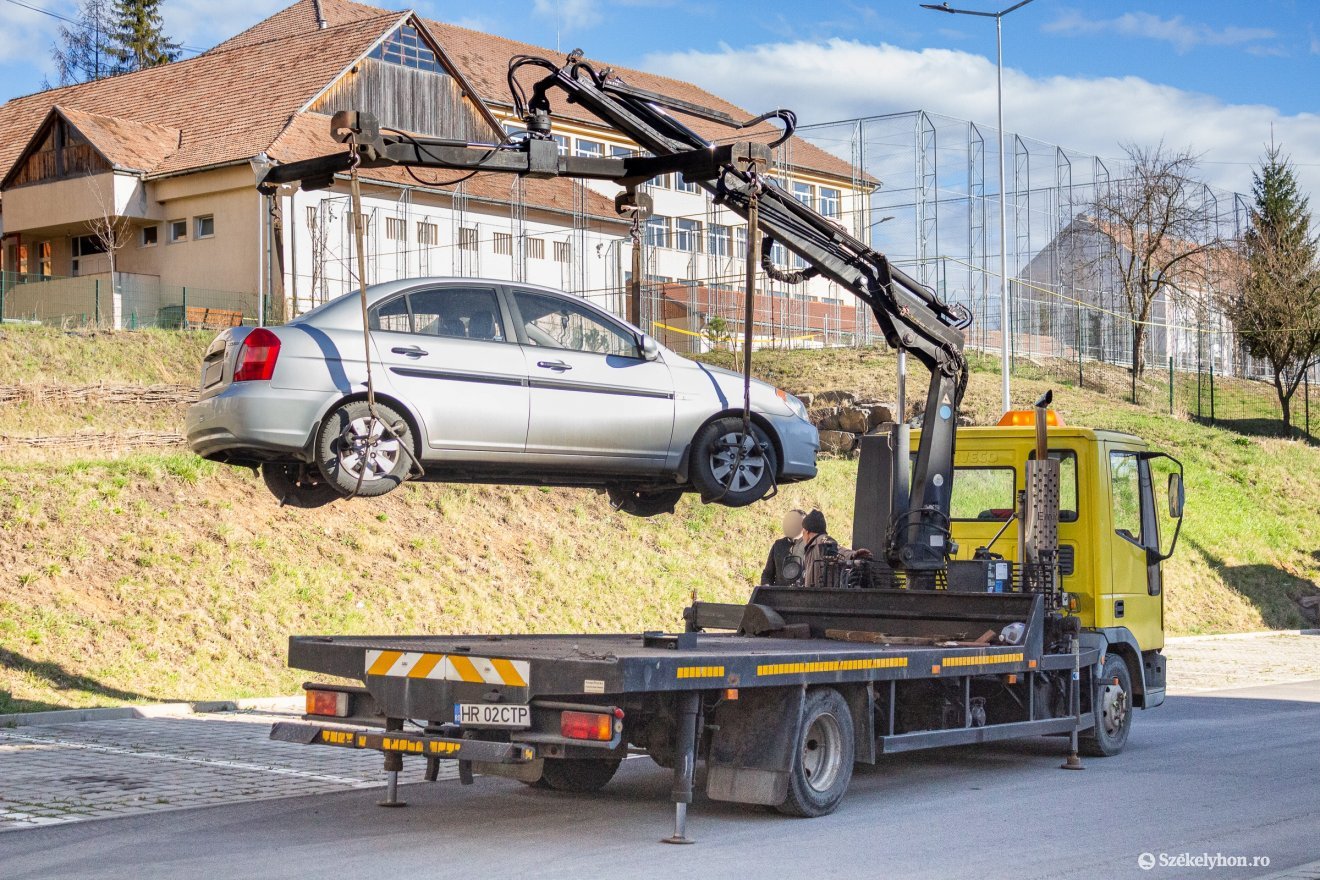 A lezárt utcákban hagyott autókat el kell mozdítani a nagytakarítás idején &bullet;  Fotó: Borbély Fanni