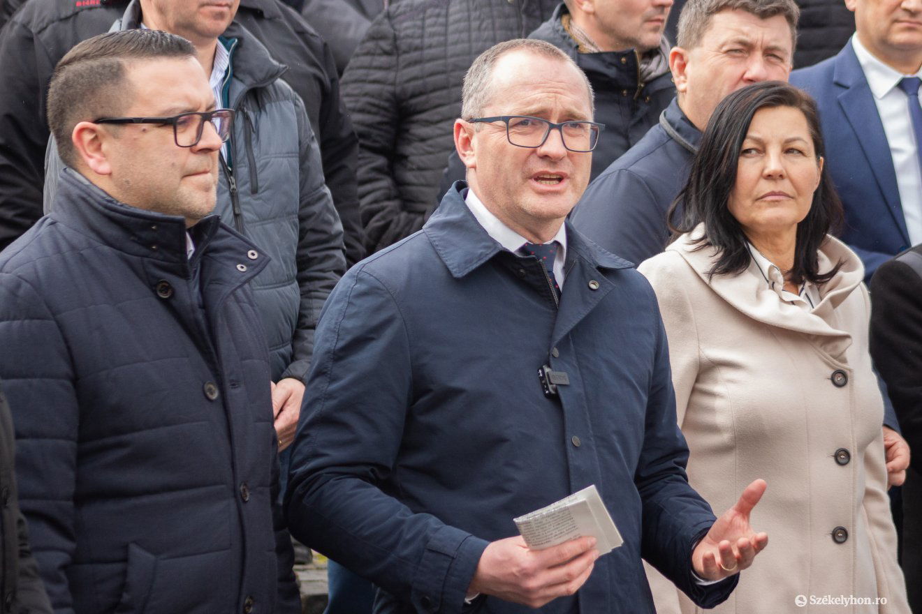 Korodi Attila (középen) két alpolgármestere, Bors Béla és Sógor Enikő társaságában •  Fotó: Borbély Fanni