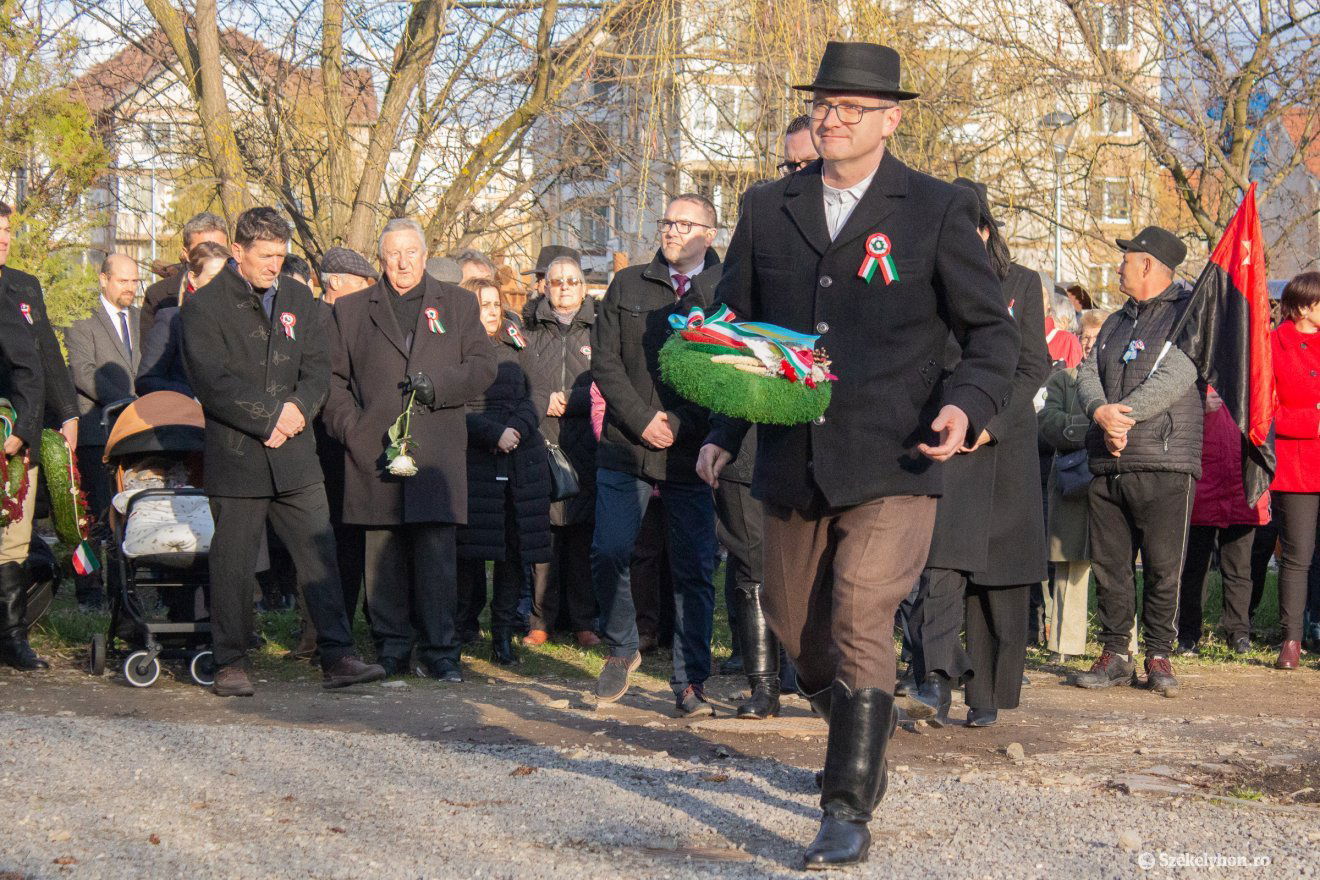 A hagyományos viselet is jelzés értékű öltözéknek számít •  Fotó: Borbély Fanni