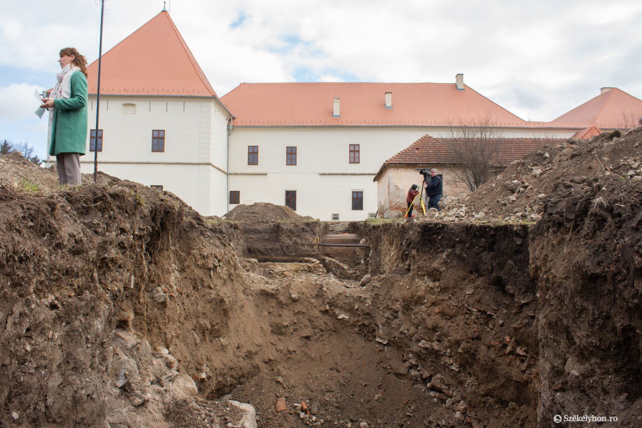 A várárkokat feltárták, de helyreállítják a területet •  Fotó: Borbély Fanni