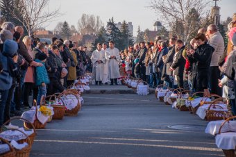 Útlezárásokkal jár a nagyszombati körmenet és a húsvéti ételszentelés Csíkszeredában