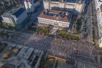 Ahogy azt már megszokhattuk: rendezett sorokban, fegyelmezetten a csíkszeredai ételszentelésen