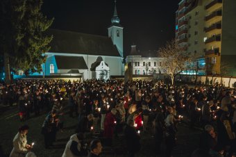 Nagyszombati körmenet a feltámadás lángjával Csíkszeredában