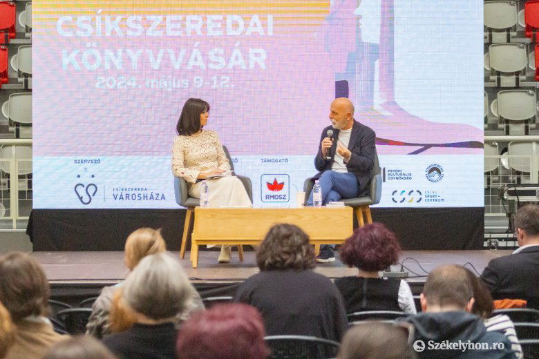 Juhász Anna és Visky András a 9. Csíkszeredai Könyvvásár színpadán •  Fotó: Borbély Fanni