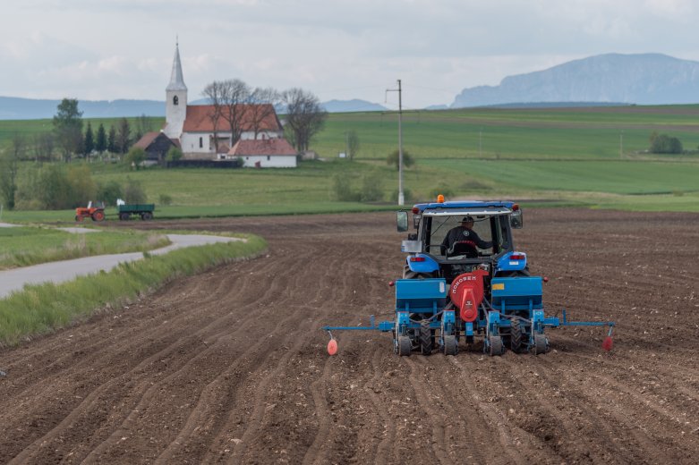 Adóprésben a termőföld: egyre jobban sanyargatja a gazdákat a földadó emelése