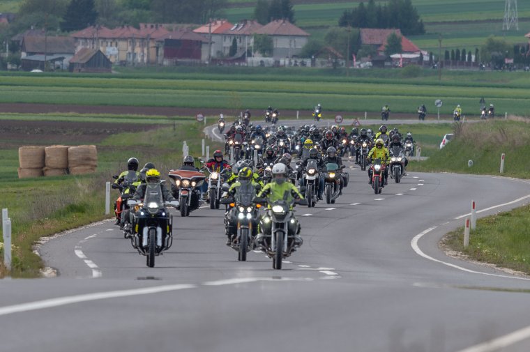 Jelen vagyunk – üzente több száz motoros