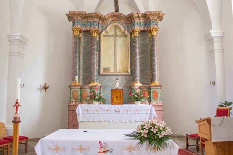 Restaurálták a Szent Kereszt templom oltárát, visszaköszön a 18. századi színvilág