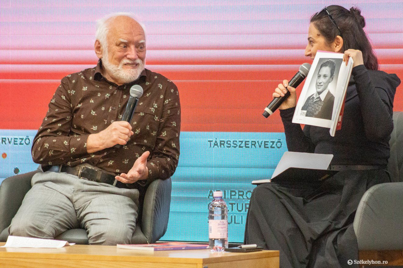 Bonczidai Éva, a Magyar Kultúra Magazin főszerkesztője Arató András fiatalkori portréját is megmutatta •  Fotó: Borbély Fanni