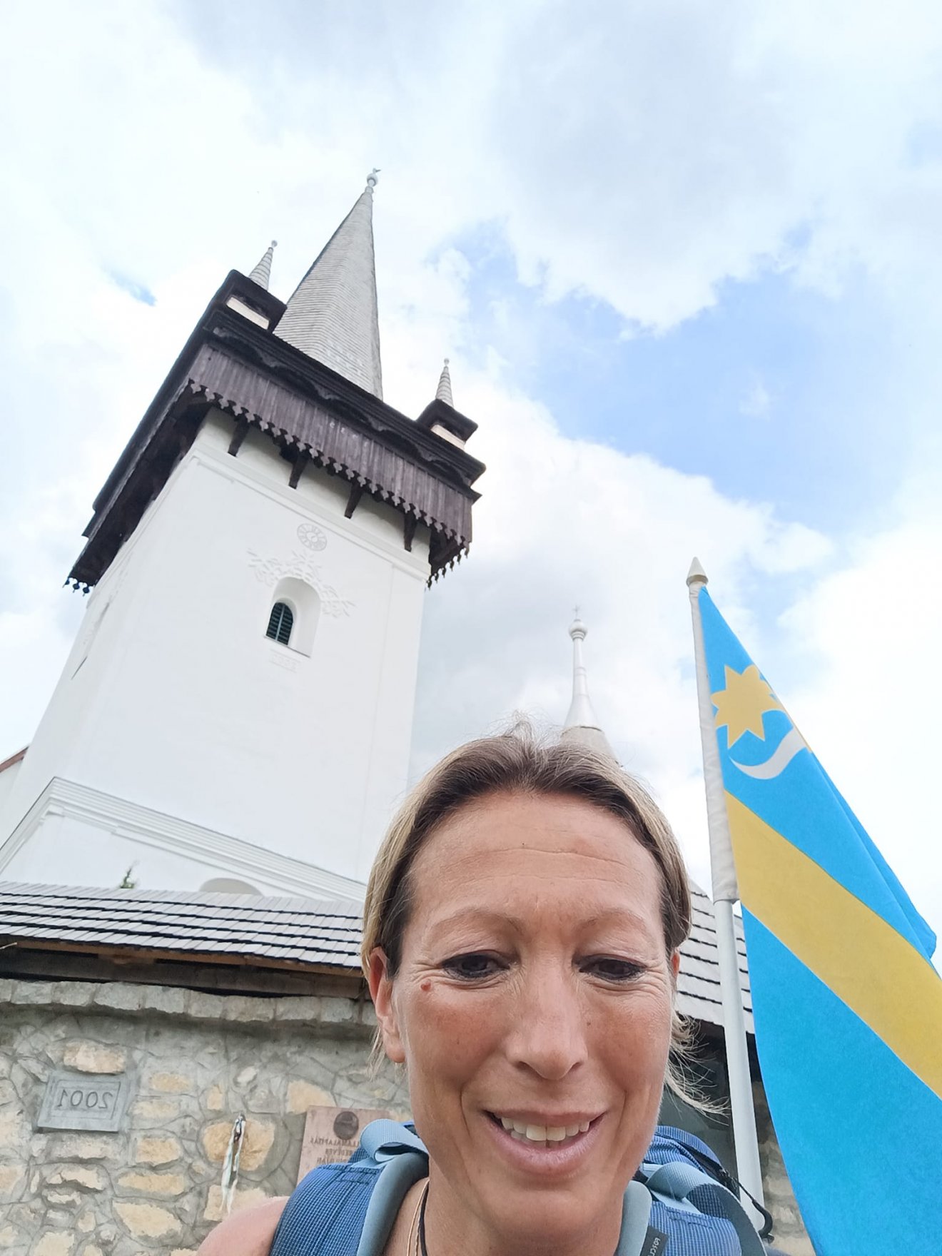 Szelfi a körösfői templomnál •  Fotó: Balogh Csilla