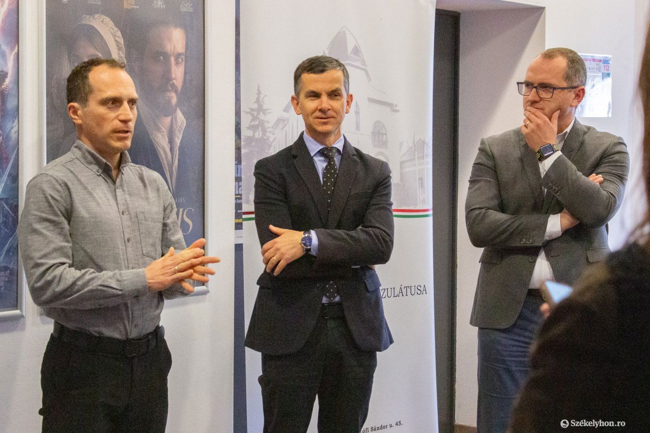 Antal Sándor, a Csíki Mozi igazgatója, Tóth László főkonzul és Korodi Attila polgármester •  Fotó: Borbély Fanni