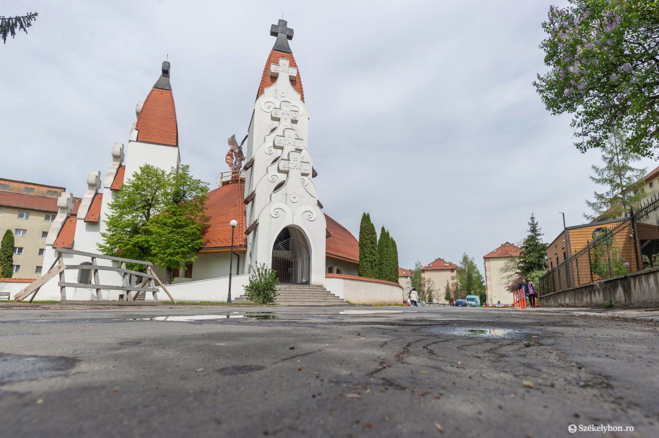 Autók nélkül képzelték el a templom előtti teret •  Fotó: Pinti Attila