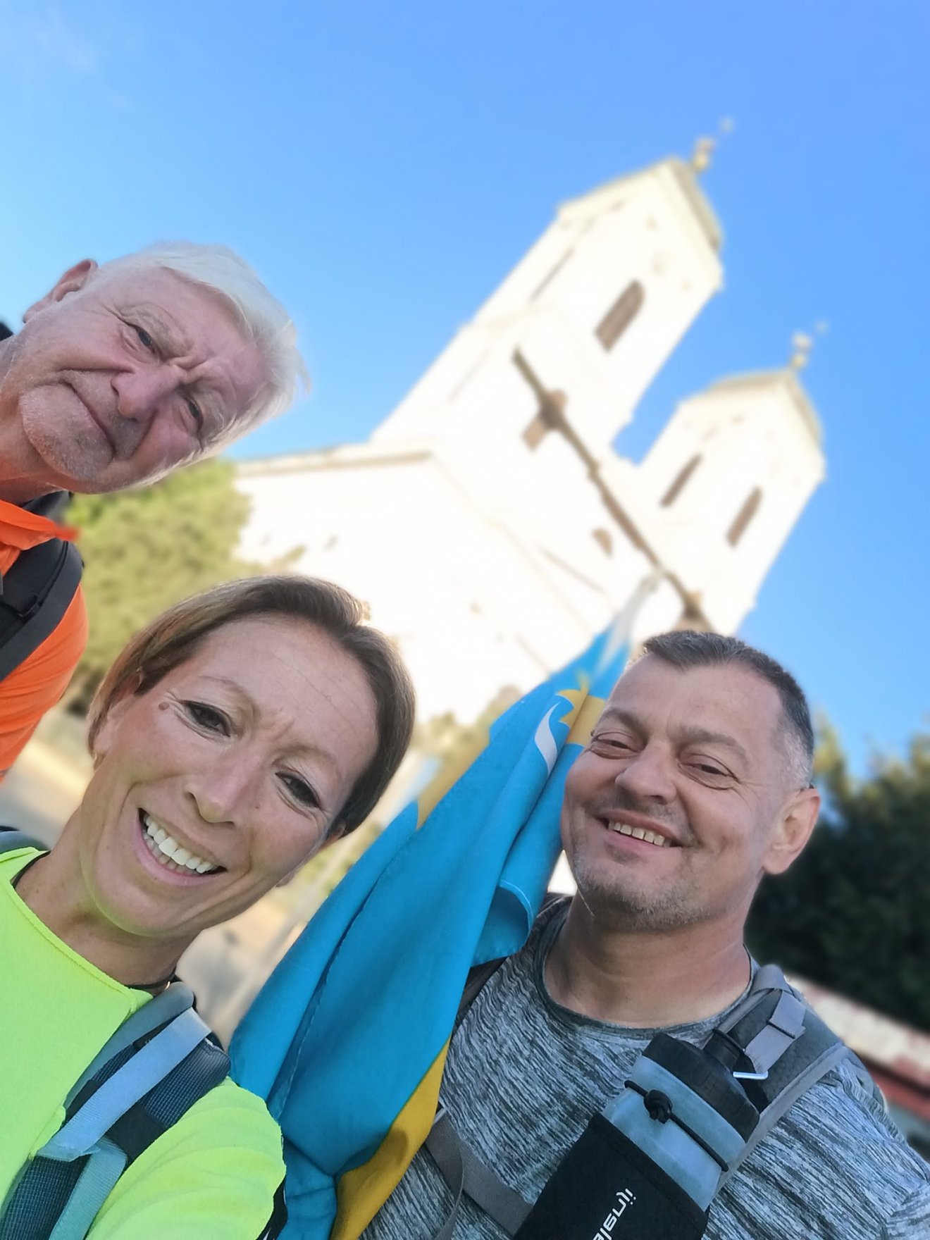 Szelfi a kunhegyesi templomnál •  Fotó: Balogh Csilla